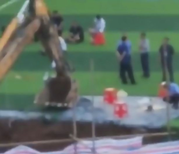 Thay giao bien mat bi an, 16 nam sau tim thay hai cot o noi bat ngo