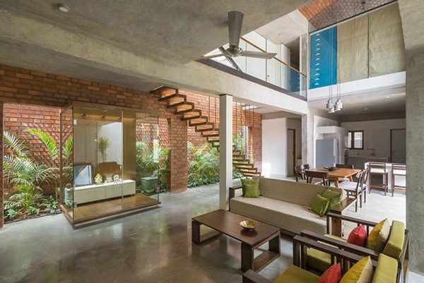 Nhờ có lớp “áo” bằng gạch bao quanh bên ngoài mà phòng khách không cần sử dụng tường ngăn vẫn luôn mát mẻ và dễ chịu.