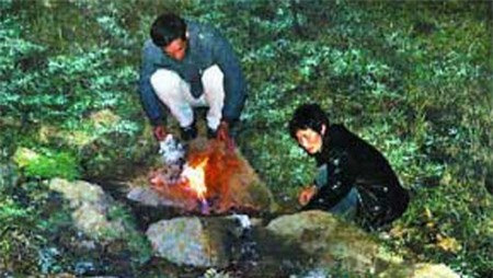 Sau nhiều ngày sợ hãi, người dân đã dùng ngọn lửa xuất hiện trên cánh đồng để sưởi ấm và đun nấu.