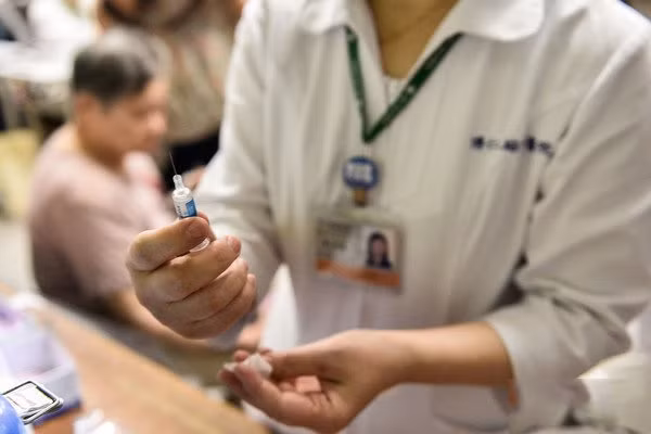 Chang trai voi di tiem vac xin ngua ung thu co tu cung sau khi 