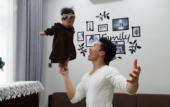 Quoc Nghiep dien xiec cung con gai 6 thang tuoi khien fan ngo ngang