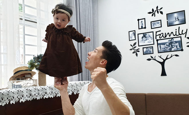 Quoc Nghiep dien xiec cung con gai 6 thang tuoi khien fan ngo ngang-Hinh-2