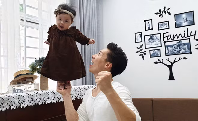 Quoc Nghiep dien xiec cung con gai 6 thang tuoi khien fan ngo ngang-Hinh-2