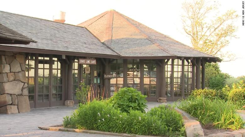 Hoang hon khi thay thu boc trong tui treo truoc cua quan ca phe