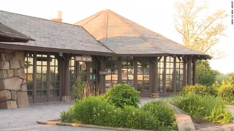 Hoang hon khi thay thu boc trong tui treo truoc cua quan ca phe