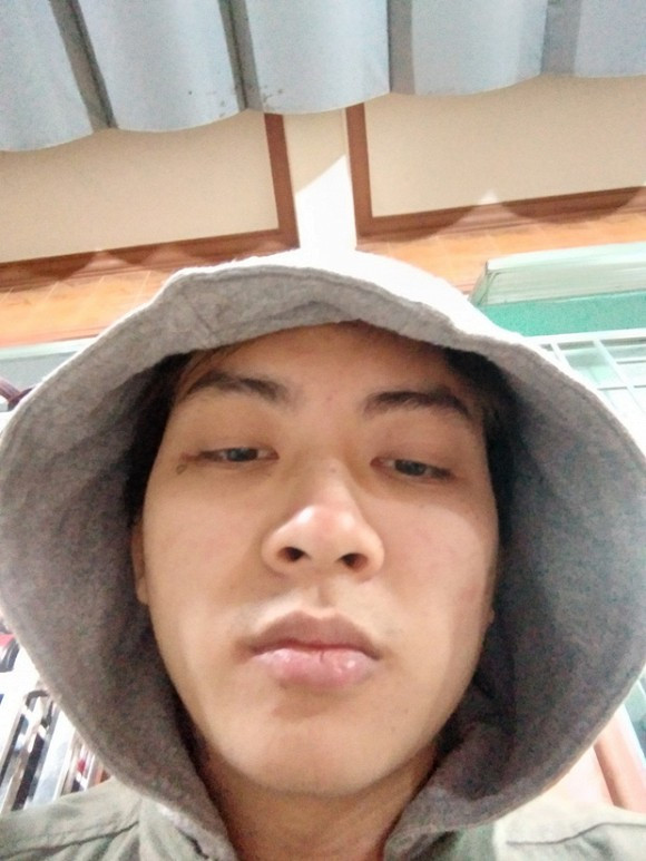 Hoai Lam lai xuat hien voi ve ngoai pho phac, tieu tuy