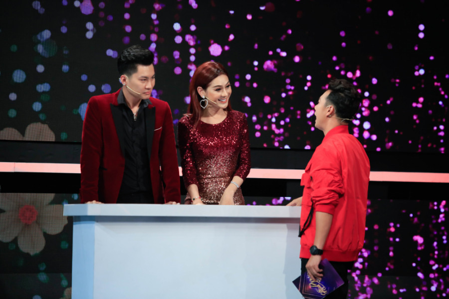 Lam Khanh Chi bat ngo doa ly di chong dien trai sau 1 nam ket hon