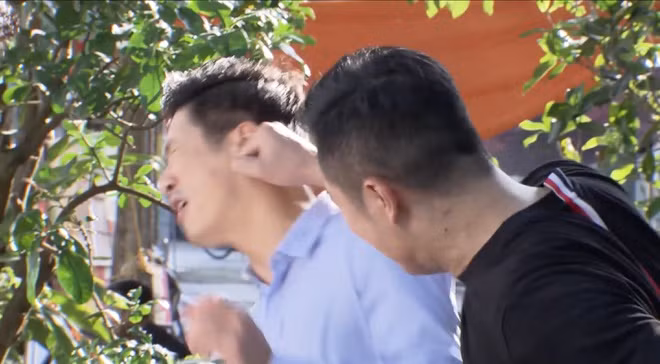 Thai 'Hoa hong tren nguc trai' bi ban dien lo tay dam tren phim truong