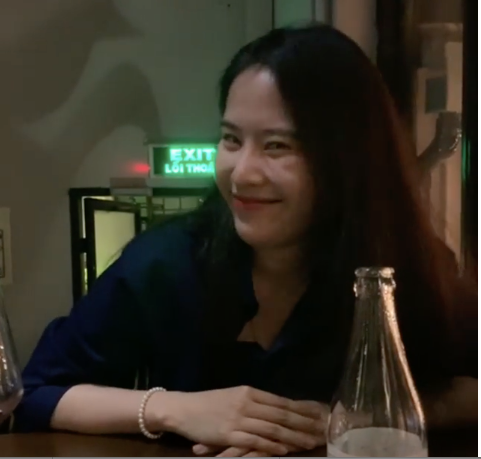 Nam Em cam chai thuy tinh tu dap vao dau khien dan tinh 