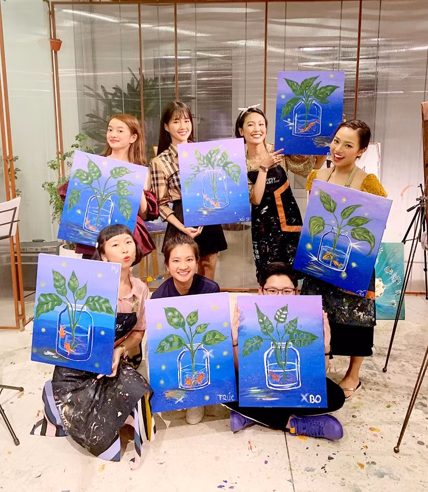 Kiều Trinh, Kaity Nguyễn, Trang Hý rủ nhau đi học vẽ. Bộ ba cùng tiến khoe thành quả đạt được.