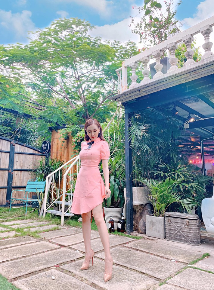 Hot girl Kelly thả thính: "Anh ơi em bảo anh này. Yêu ai cũng được hay là yêu em?".