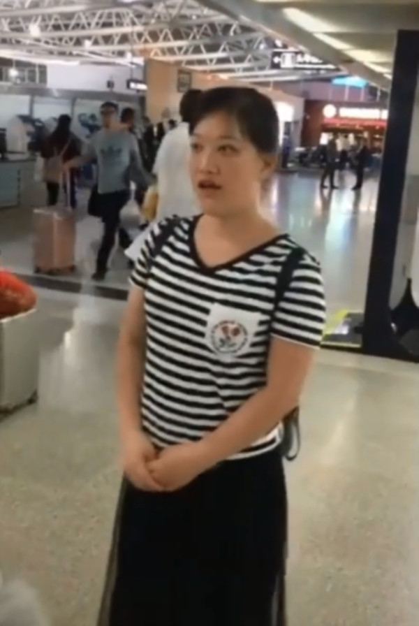 Hut hang, chang trai bo ve ngay khi thay ban gai ngoai doi-Hinh-2