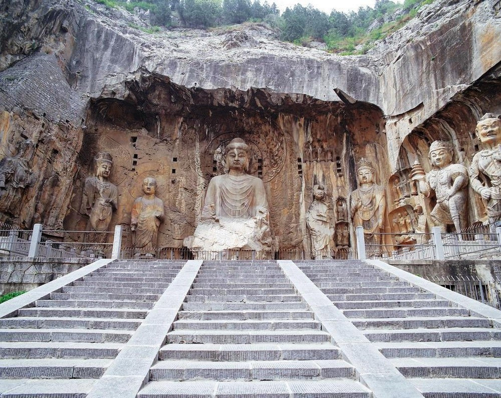 Cùng với hang Mạc Cao nằm ở tỉnh Cam Túc và hang Vân Cương tại tỉnh Sơn Tây, hang đá Long Môn được coi là Kho báu Nghệ thuật Phật giáo, một trong 3 hang động nổi tiếng nhất của Trung Quốc.