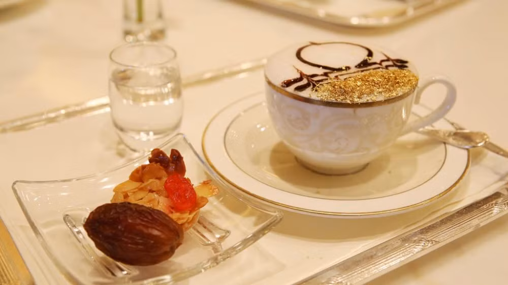 Nhà hàng trong khách sạn còn phục vụ món bánh phủ vàng và cà phê rắc lá vàng 23 karat. (Ảnh: Hotel)