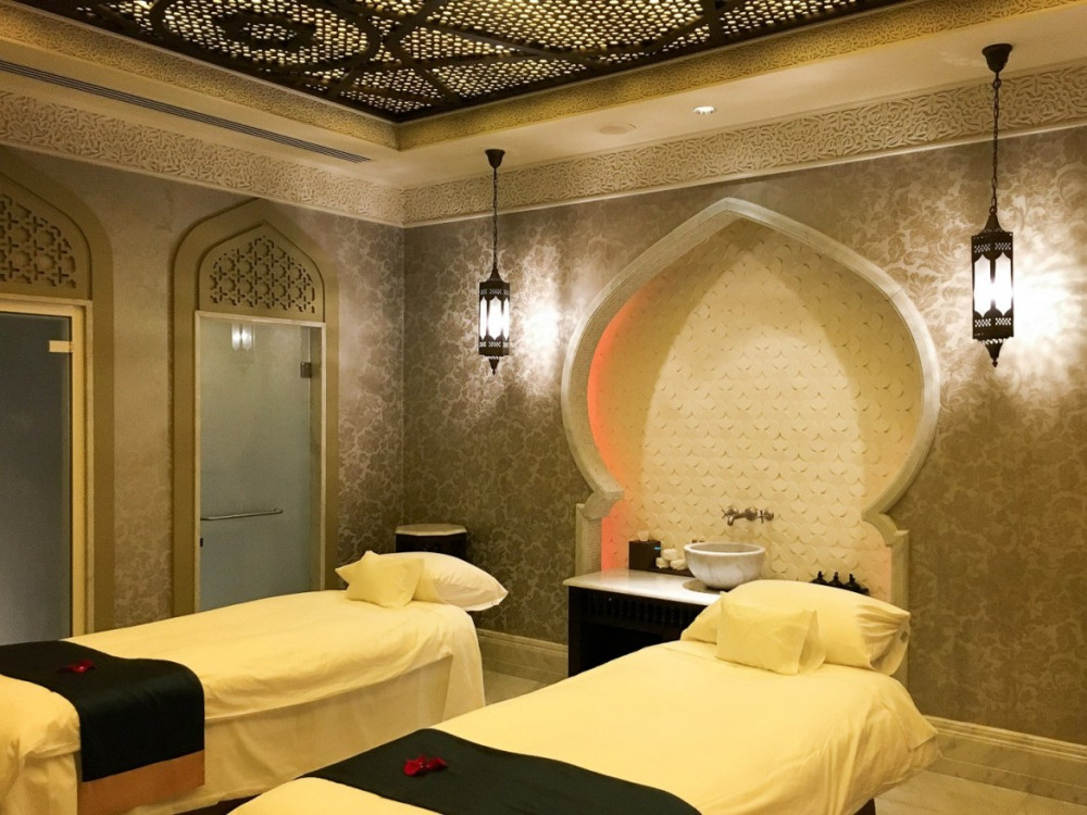 Khu spa rộng 1.500 m2 cung cấp một loạt các phương pháp trị liệu, như nâng cấp da mặt và cổ, sử dụng các tấm vàng 24 carat. (Ảnh: TripAdvisor)