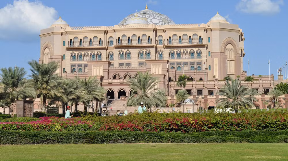 Kể từ khi khánh thành năm 2005, Emirates Palace tại Abu Dhabi trở thành khách sạn đắt đỏ nhất thế giới. (Ảnh: Raventhorne / Pixabay)