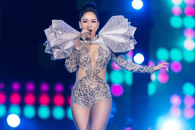 Sau 7 năm vướng ồn ào, ca sĩ Thu Minh vẫn giữ nguyên phong cách thời trang gợi cảm trên sân khấu, nhưng không để xảy ra thêm những sơ suất. Cô vừa thực hiện đêm nhạc I am diva, nhận được sự quan tâm từ các đồng nghiệp và khán giả. Về đời tư, cô lập gia đình cùng doanh nhân người Hà Lan Otto De Jager vào năm 2015. Hiện tại, cặp đôi có chung một người con trai, tên ở nhà là bé Gấu (4 tuổi).