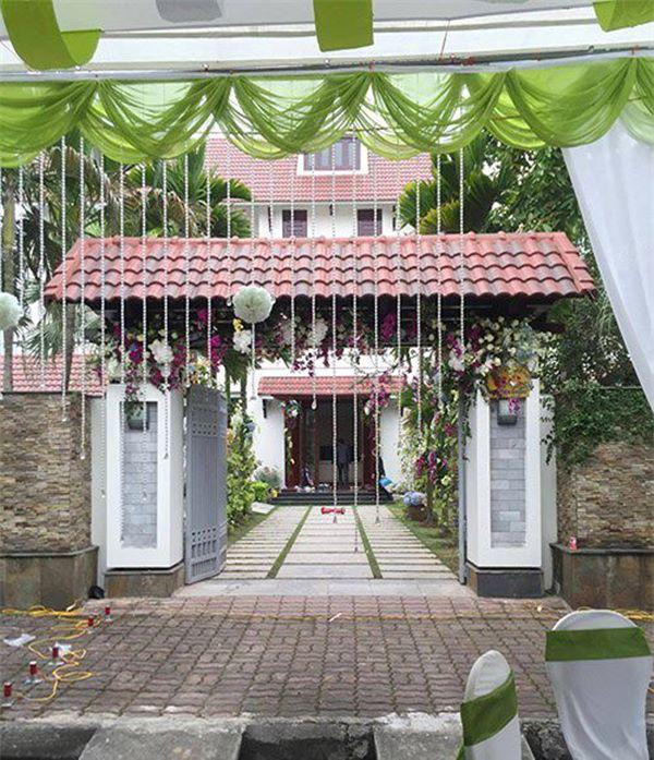 Mới đây, Á hậu Ngô Trà My từng lên tiếng chia sẻ: "Mình lấy chồng "khổ" quá, chồng lúc nào cũng "chuyên quyền" thôi. Mình muốn dùng túi da thường anh cứ bắt dùng da "Xấu". Mình ngại đeo túi, anh bắt mỗi ngày đeo một cái. Mình thích túi nào mình dùng hoài mà anh cũng mắng sao không chịu đổi. Mình không thích đeo nhẫn ảnh cứ mua cục to chà bá rồi bắt đeo hoài. Từ bé đến giờ bằng lái xe máy chưa bao giờ có đừng nói đến bằng lái ô tô, đi đâu chồng tuyển lái xe riêng đi theo muốn chụp ảnh tự lái "so so deep" giống các chị em mà không có cơ hội, chỉ có thể ngồi sau tự chụp tự diễn thế này thôi. Chồng mà đi công tác là mình ta độc diễn phía sau. Khổ quá mà kiếp sau vẫn nguyện được "khổ" như này!".