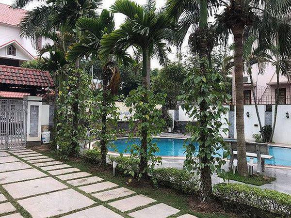 Hơn 2 năm kể từ khi lên xe hoa, Trà My bảo không có gì hối tiếc bởi đó là sự lựa chọn hoàn hảo của cuộc đời cô.Ngô Trà My vừa có một năm bận rộn với công việc kinh doanh của chồng. Lời hẹn trở lại với showbiz đã bị cô thất hứa. Á hậu bảo chắc sẽ còn phải thất hứa dài dài vì giờ cô đang bị cuốn vào niềm say mê khác. Một phần còn vì cái tính "tiểu thư bánh bèo" vẫn chẳng có gì cải thiện dù đã lên chức "gái một con". Kiểu như cũng muốn nhận vài lời mời đi sự kiện đấy, nhưng lại không thể bay một mình, bắt chồng đi cùng thì không nỡ, thế là thôi.