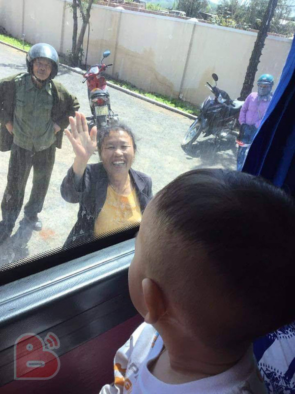 Rung rung nuoc mat canh ong ba ngoai vay tay chao chau