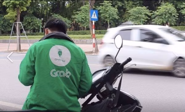 Tot nghiep DH roi chi chay Grab de muu sinh, chang trai gay tranh cai