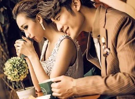 Vo choang vang nghe tinh gia giau co cua chong 