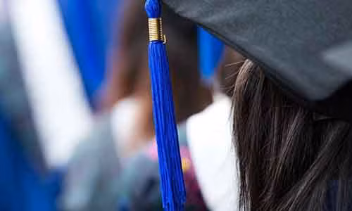 Sinh vien ban dam de tra hoc phi, nha truong tra loi 