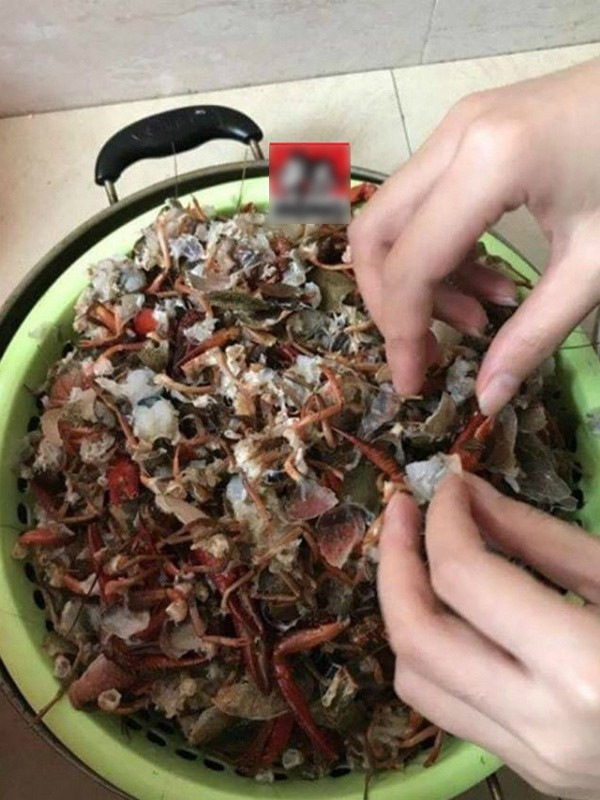 Cach rua tom hum cua vo chong sieu luoi khien dan mang cuoi ngat