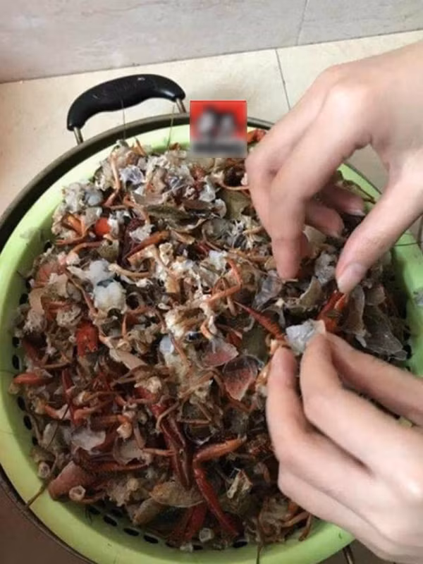 Cach rua tom hum cua vo chong sieu luoi khien dan mang cuoi ngat