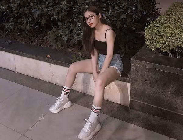 Khoe dien quan 5cm hop trend, ban gai Quang Hai bat ngo bi nem da