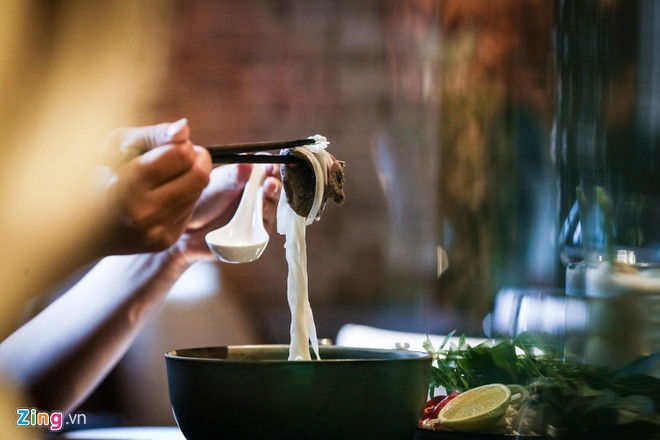 Vo chong ong Obama an pho bo, com thit kho, cha gio khi den TP.HCM