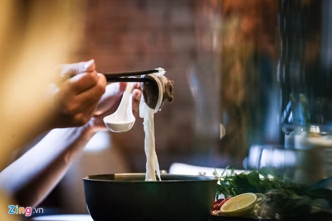 Vo chong ong Obama an pho bo, com thit kho, cha gio khi den TP.HCM