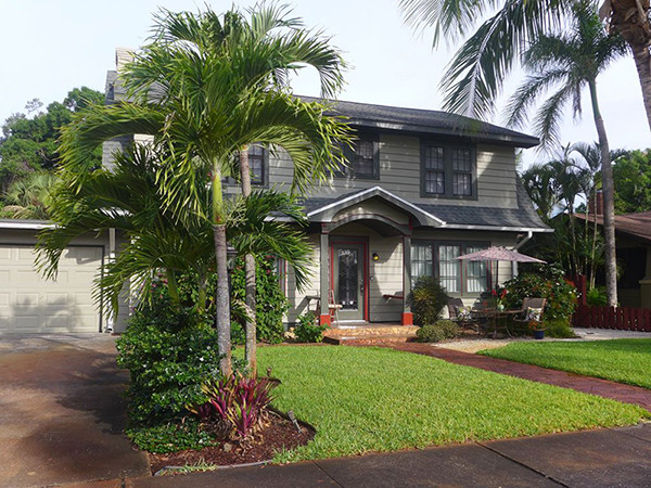 Cây dừa cảnh: Dừa cảnh không chỉ có tác dụng thanh lọc không khí mà còn có thể đem đến may mắn tài lộc và điềm lành cho cả gia đình, giúp gia chủ làm ăn thuận lợi, phát lộc phát tài. Tuy nhiên, không giống như một số loại cây ngoại thất khác, dừa cảnh là loại cây khá khó tìm giống và có giá không rẻ, cần sự chăm sóc tỉ mỉ, cẩn thận.