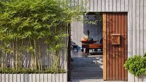 Tre, trúc có thể trồng xung quanh hàng rào, trước hiên nhà hoặc trong vườn. Tùy theo diện tích và không gian rộng hay hẹp mà bạn có thể chọn loại tre, trúc cảnh phù hợp.