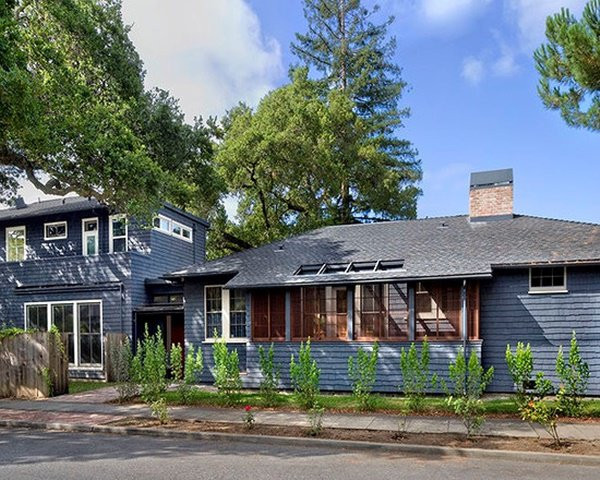 Màu sắc xám đậm hợp với cửa kính tạo nên vẻ đẹp ấn tượng cho căn bungalow này.