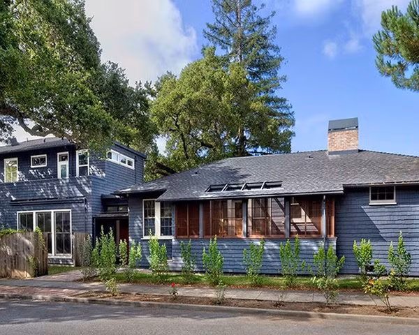 Màu sắc xám đậm hợp với cửa kính tạo nên vẻ đẹp ấn tượng cho căn bungalow này.