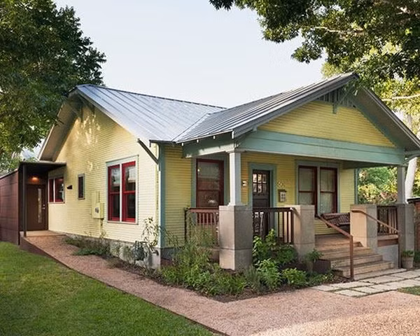 Ngôi nhà nhỏ xinh với mái tôn dốc.