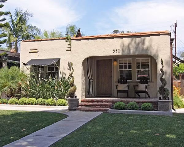 Mang vẻ cổ điển, hiên hình vòm tạo nên vẻ đẹp rất riêng đầy “chất” của ngôi nhà nhỏ xinh này.