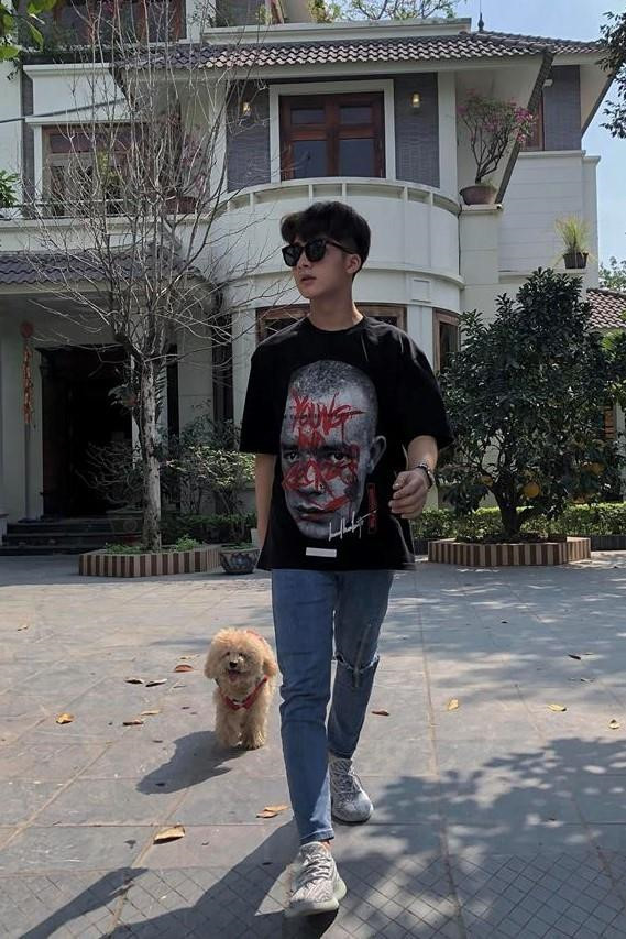 Nguyễn Văn Duy tiết lộ mẫu bạn gái yêu thích là biết quan tâm người thân và đáng yêu. 10X được nhận xét "thu hút mọi ánh nhìn" từ ngoại hình "soái ca" đến phong cách thời trang trẻ trung, hiện đại.