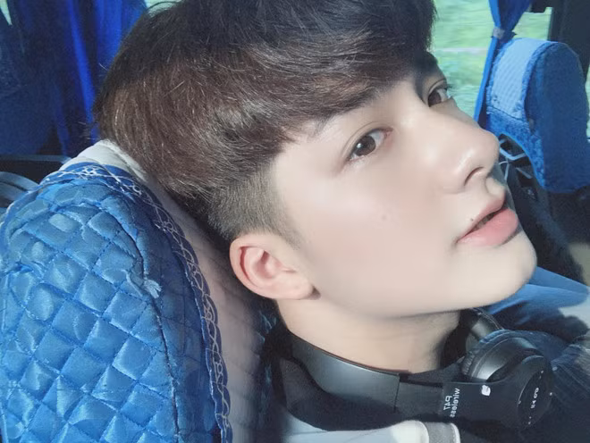 Duy cho hay lúc ở trường hay về nhà, mọi người xung quanh thường gọi cậu là hot boy. Điều này khiến nam sinh ngại ngùng.