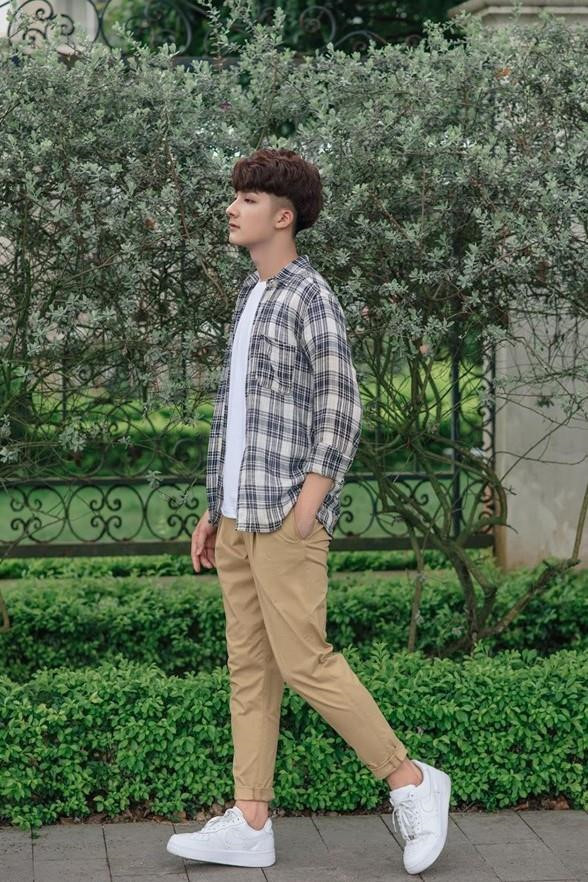 Sở hữu gương mặt sáng cùng chiều cao 1,80 m, ngoài thời gian học trên lớp, Duy làm người mẫu tự do và diễn xuất trong một số MV. Trước câu hỏi vui của một số dân mạng rằng “2K2 ăn gì mà lớn nhanh thế?”, nam sinh vui vẻ đáp: “Mình ăn cơm mẹ nấu”.