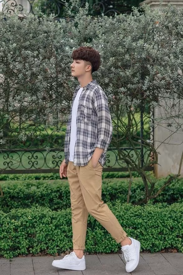 Sở hữu gương mặt sáng cùng chiều cao 1,80 m, ngoài thời gian học trên lớp, Duy làm người mẫu tự do và diễn xuất trong một số MV. Trước câu hỏi vui của một số dân mạng rằng “2K2 ăn gì mà lớn nhanh thế?”, nam sinh vui vẻ đáp: “Mình ăn cơm mẹ nấu”.