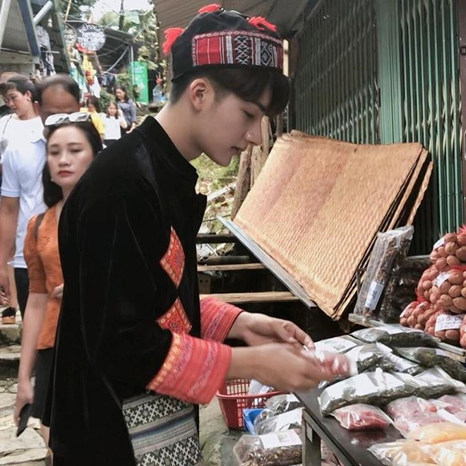 Hot boy trong bộ đồ dân tộc là Nguyễn Văn Duy, học sinh trường THPT Thường Tín, Hà Nội. Chia sẻ với Zing.vn, Duy cho biết hai tấm hình đang gây chú ý của cậu được chụp trong chuyến đi chơi cách đây một tuần. “Lúc mình diện bộ đồ đó, nhiều người xung quanh chú ý và tới chụp ảnh cùng”, 10X nói.