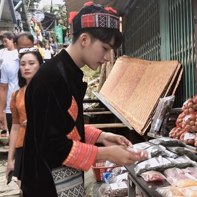 Hot boy trong bộ đồ dân tộc là Nguyễn Văn Duy, học sinh trường THPT Thường Tín, Hà Nội. Chia sẻ với Zing.vn, Duy cho biết hai tấm hình đang gây chú ý của cậu được chụp trong chuyến đi chơi cách đây một tuần. “Lúc mình diện bộ đồ đó, nhiều người xung quanh chú ý và tới chụp ảnh cùng”, 10X nói.