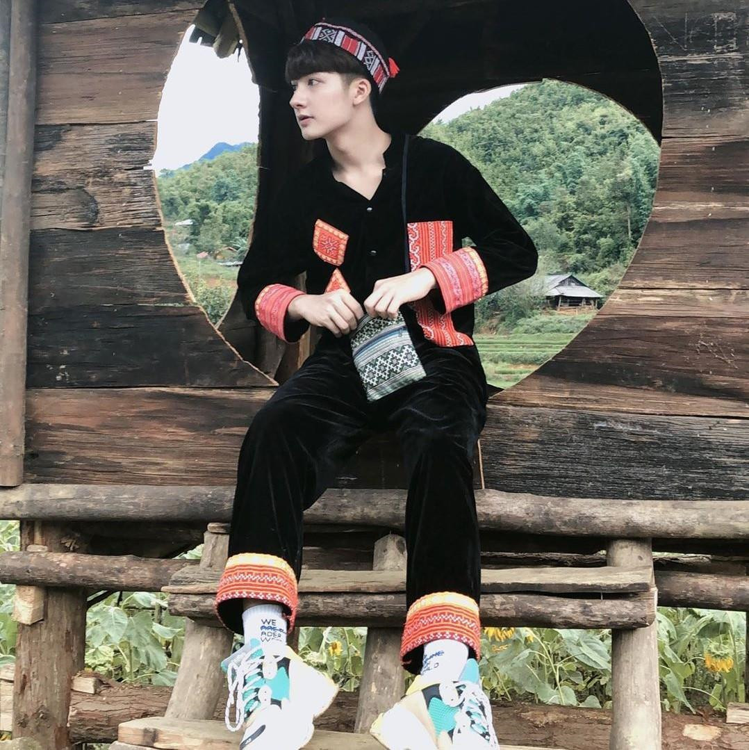 Bức ảnh anh chàng sở hữu gương mặt sáng, diện bộ đồ dân tộc đang “gây sốt” tại một số diễn đàn chia sẻ info “trai đẹp”. Không chỉ thu hút hàng chục nghìn lượt like, nam chính còn nhận được nhiều lời khen và “thả thính” như “Cực phẩm là đây”, “Anh có cần đẹp trai thế không?” hay “Anh có muốn em bắt anh về làm rể mẹ em không?”.