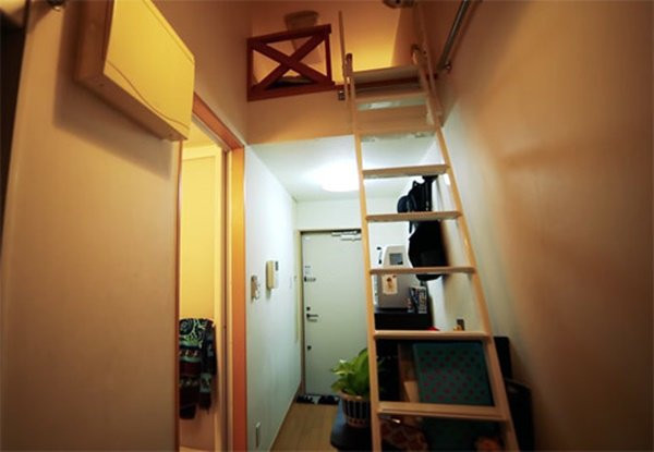 Chiếc thang gỗ nối liền các tầng trong nhà.