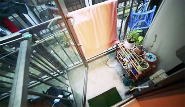 Căn hộ được mở rộng lên cao để tăng thêm diện tích sử dụng. Dù vậy, căn hộ vẫn có một khoảng ban công nhỏ để Emma trồng cây và phơi đồ.