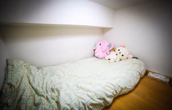 Phòng ngủ của Emma được bố trí ở tầng trên, với lối đi là một chiếc thang gỗ nhỏ. Dù nhiều người lo lắng không gian chật hẹp này có thể khiến cô khó chịu, nhưng Emma lại cho rằng diện tích nhỏ bé cũng khiến căn hộ có được sự ấm áp đặc biệt, và cô thực sự tận hưởng sự thoải mái khi sống trong căn hộ đặc biệt này.