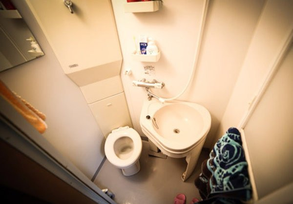 Phòng tắm của căn nhà ứng dụng các thiết kế thông minh, gọn nhẹ. Bồn rửa có thể xoay được, che lấp bồn cầu để tạo thêm không gian cần thiết, cũng như giữ vệ sinh cho phòng tắm trong điều kiện diện tích nhỏ hẹp. Vòi sen được sử dụng để phục vụ nhu cầu tắm rửa của Emma thay vì bồn tắm như ở các căn hộ rộng rãi khác.