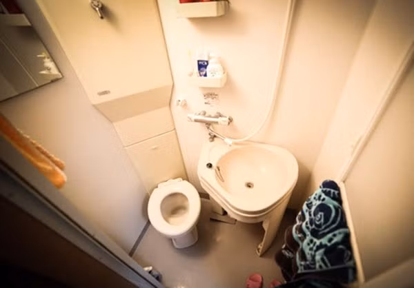 Phòng tắm của căn nhà ứng dụng các thiết kế thông minh, gọn nhẹ. Bồn rửa có thể xoay được, che lấp bồn cầu để tạo thêm không gian cần thiết, cũng như giữ vệ sinh cho phòng tắm trong điều kiện diện tích nhỏ hẹp. Vòi sen được sử dụng để phục vụ nhu cầu tắm rửa của Emma thay vì bồn tắm như ở các căn hộ rộng rãi khác.